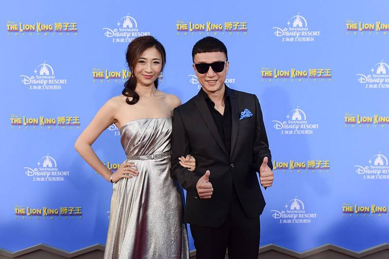 进行 孙红雷的老婆看着很幸福,穿华丽款精致礼裙,挺有阔太样的