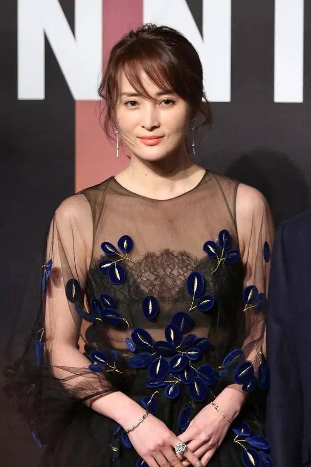 压群芳 蒋勤勤终于舍得放开穿，礼裙薄的遮不住内衣，这波打扮美得满分