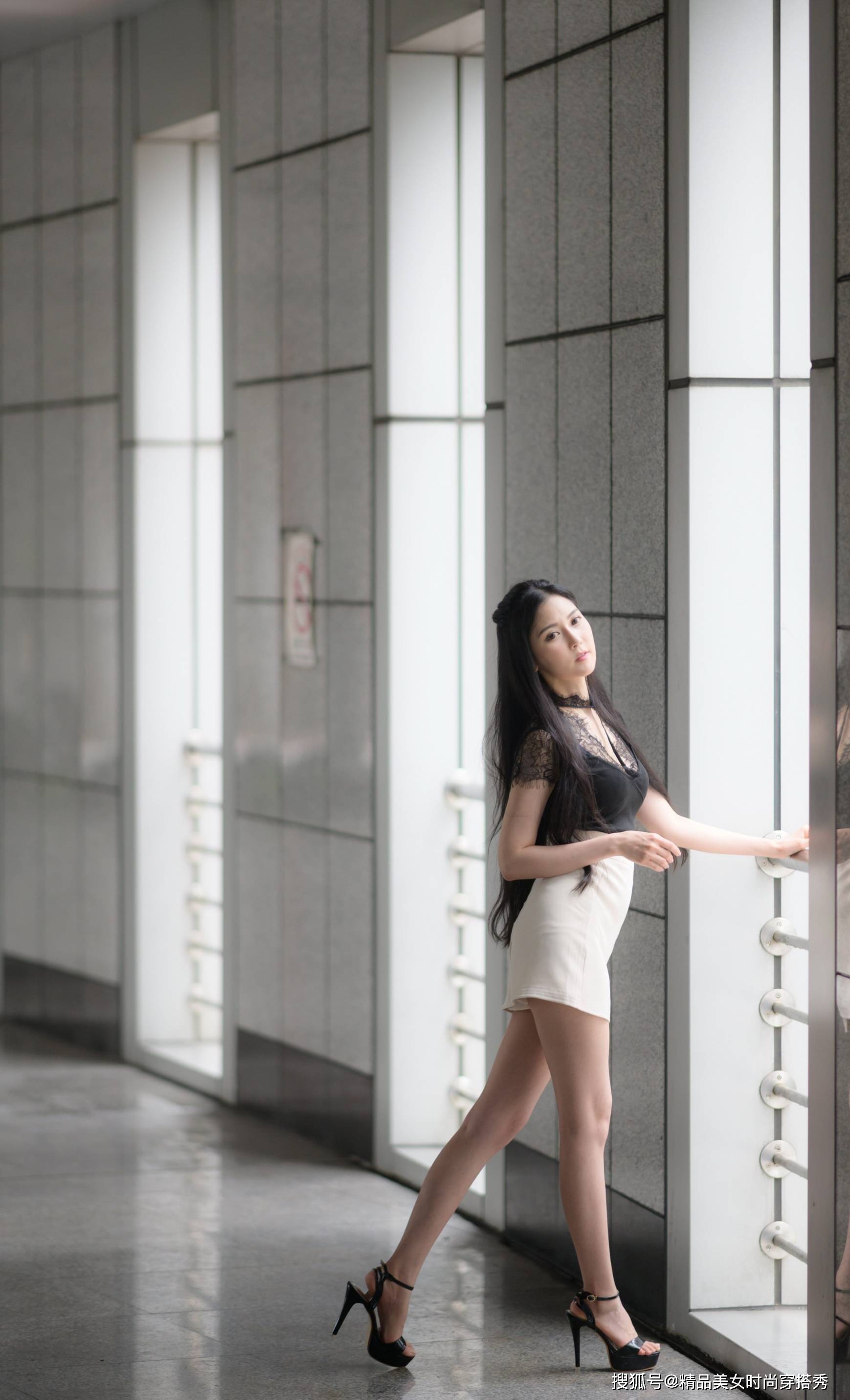 短裙 黑色蕾丝拼接修身打底衫，沉静而雅致，收拢淑女般的气质