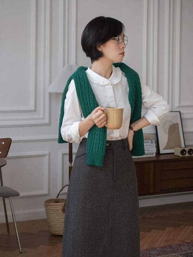 黑色 女人年过40穿衣要体面，为你分享5个实用半身裙，帮你打造好气质