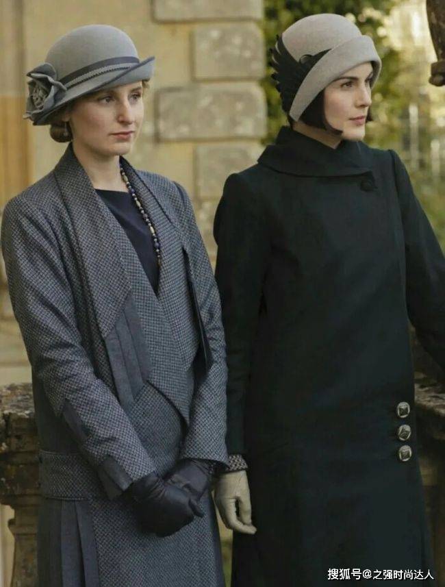 钟形 米色的碎花裙能够展示出一种田园风，这样的穿搭适合比较淑女的甜美女人们