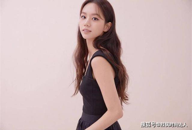 路线 “德善”李惠利走成熟路线，白衣性感黑裙优雅，这才是26岁的样子