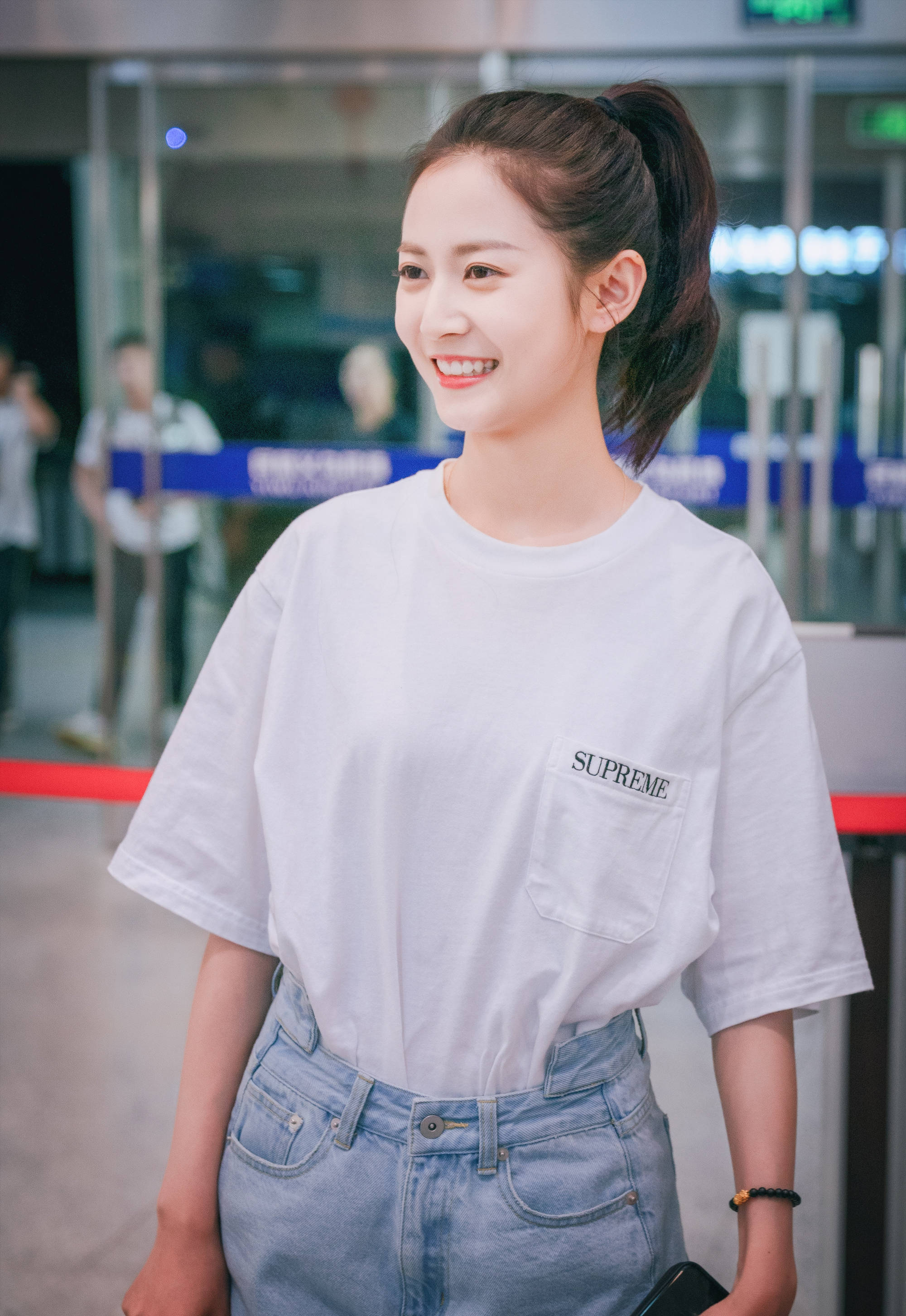 里衬 被陈钰琪惊艳了，白T搭配牛仔短裤，简简单单却气质出众！