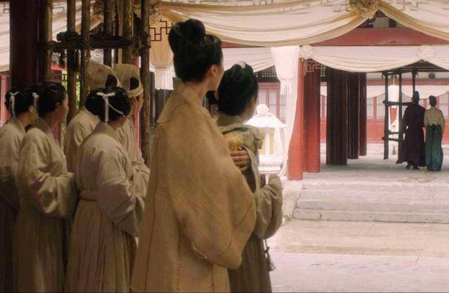 李少红|首播热度冲上第二，42岁刘涛强行扮嫩，她凭什么能打败马思纯？