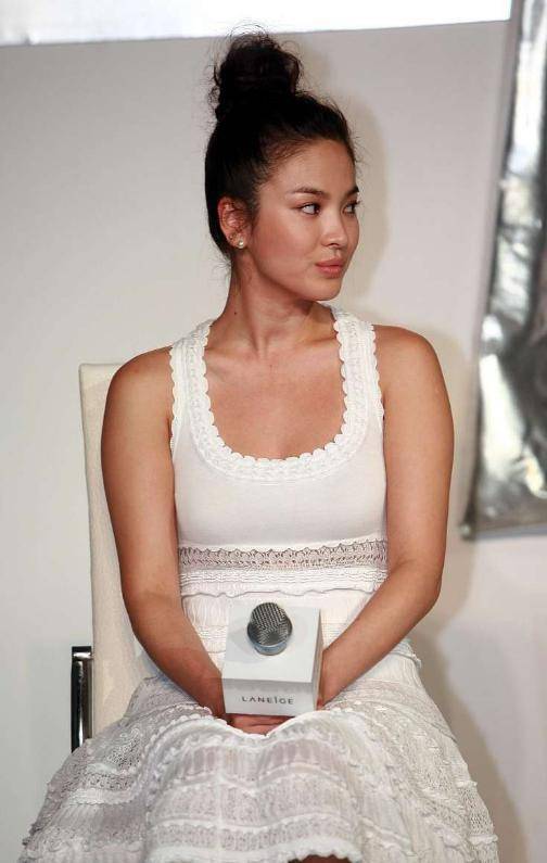 感觉 宋慧乔身穿蕾丝白色裙看着像睡衣，好身材看了让人害羞，太迷人了