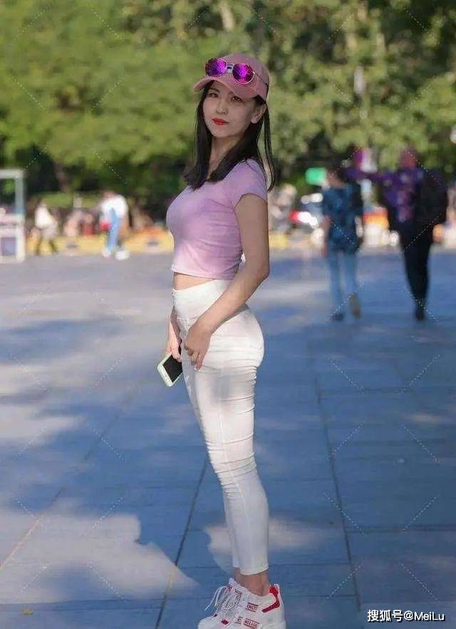 显得 牛仔裤的搭配遮肉又显瘦,突出高级时尚感,更加吸睛夺目