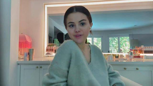 化妆品 赛琳娜瘦下来更美了，穿V领针织衫温柔优雅，露出精致锁骨超迷人