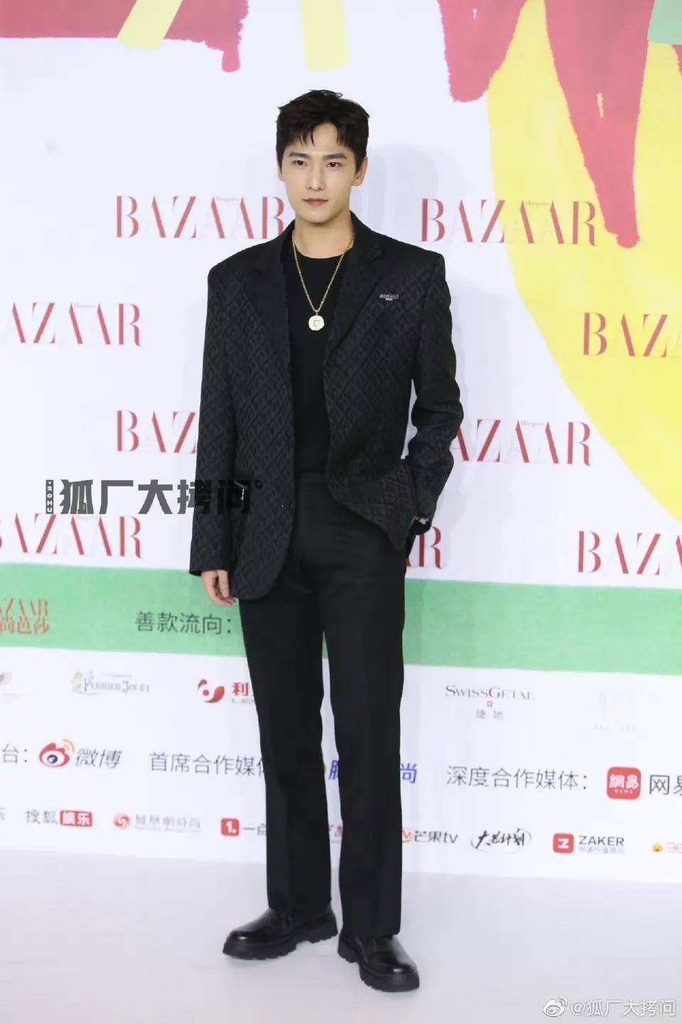 高定 娱乐｜芭莎慈善夜红毯：杨幂陈伟霆携手入场，李现杨洋朱一龙亮相