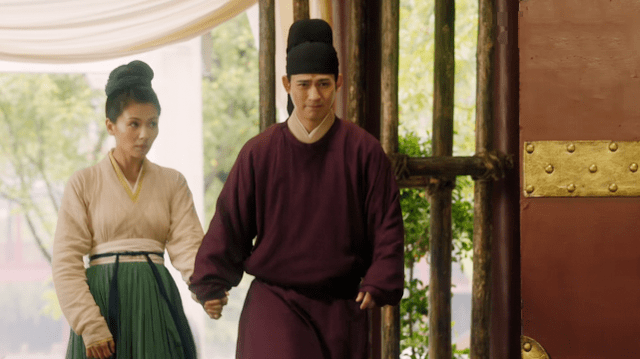 李少红|首播热度冲上第二，42岁刘涛强行扮嫩，她凭什么能打败马思纯？