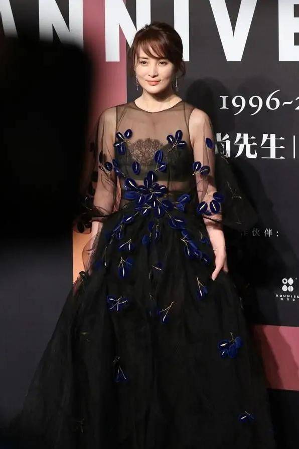 压群芳 蒋勤勤终于舍得放开穿，礼裙薄的遮不住内衣，这波打扮美得满分