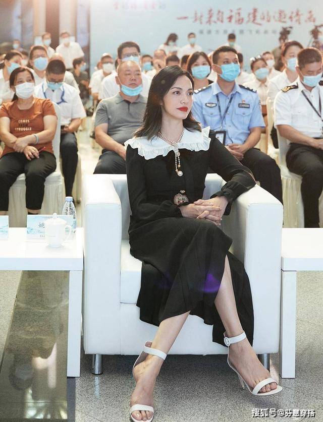 衣袖 姚晨的女人味真足,缎面上衣搭不规则半身裙,优雅身姿尽显东方美