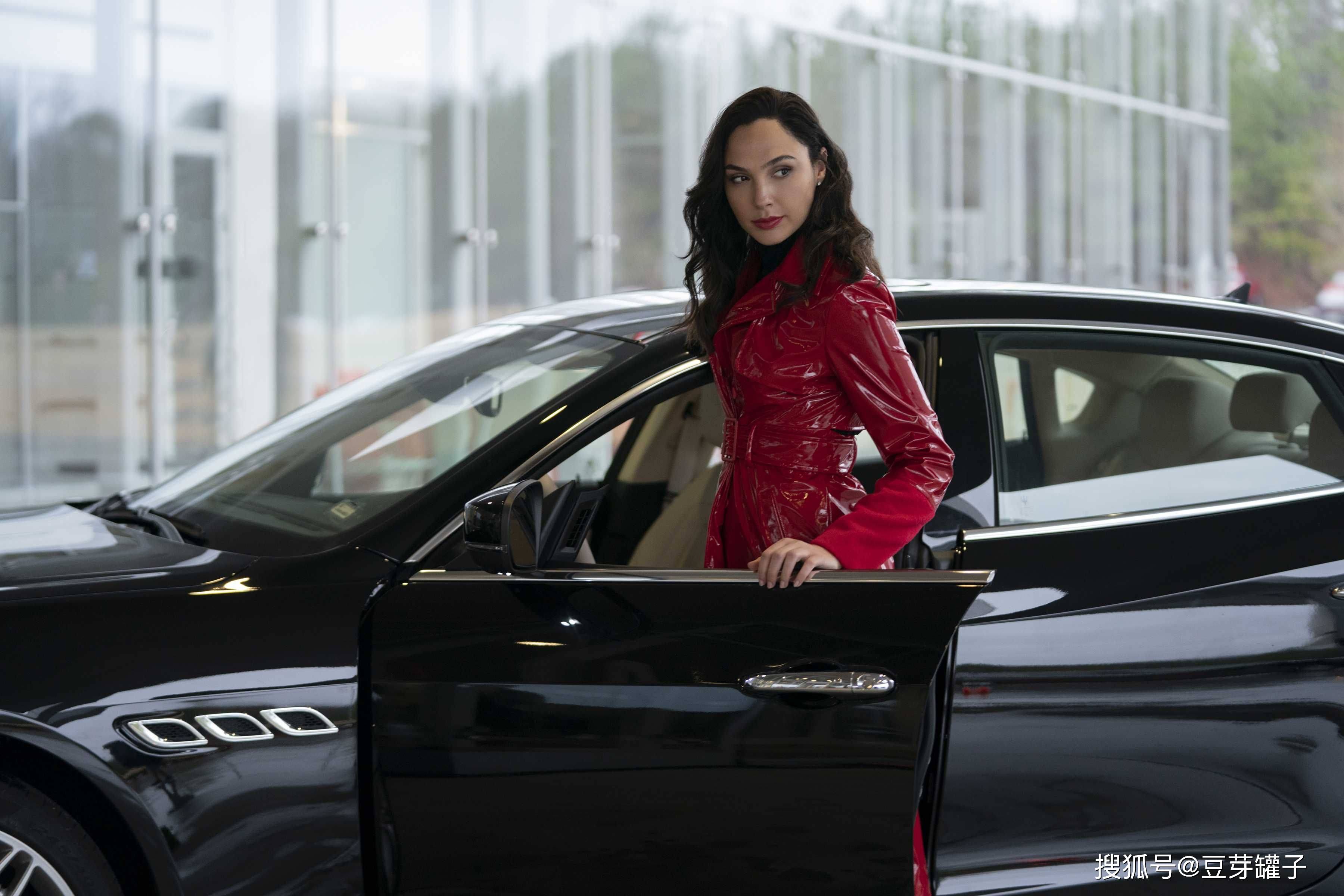 观点评论|《红色通缉令》：豪华卡司阵容，是部类型佳片，还是部谐仿烂片？