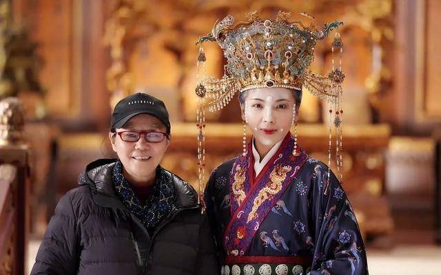 李少红|首播热度冲上第二，42岁刘涛强行扮嫩，她凭什么能打败马思纯？