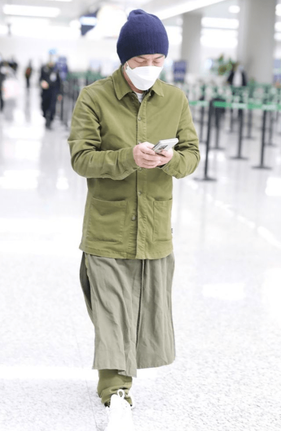 卫衣 56张卫健可真够“潮”的!穿衬衫裙内搭长裤,看似雷人却很时髦
