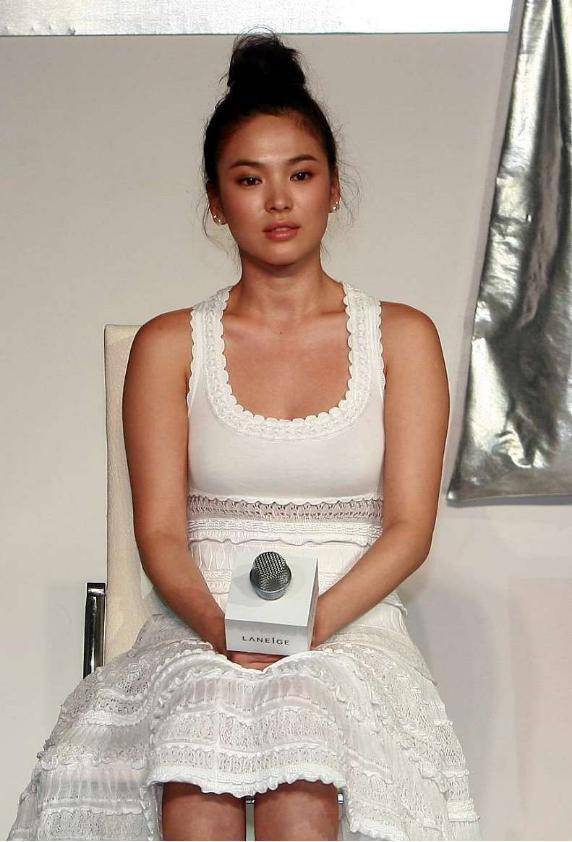 感觉 宋慧乔身穿蕾丝白色裙看着像睡衣，好身材看了让人害羞，太迷人了