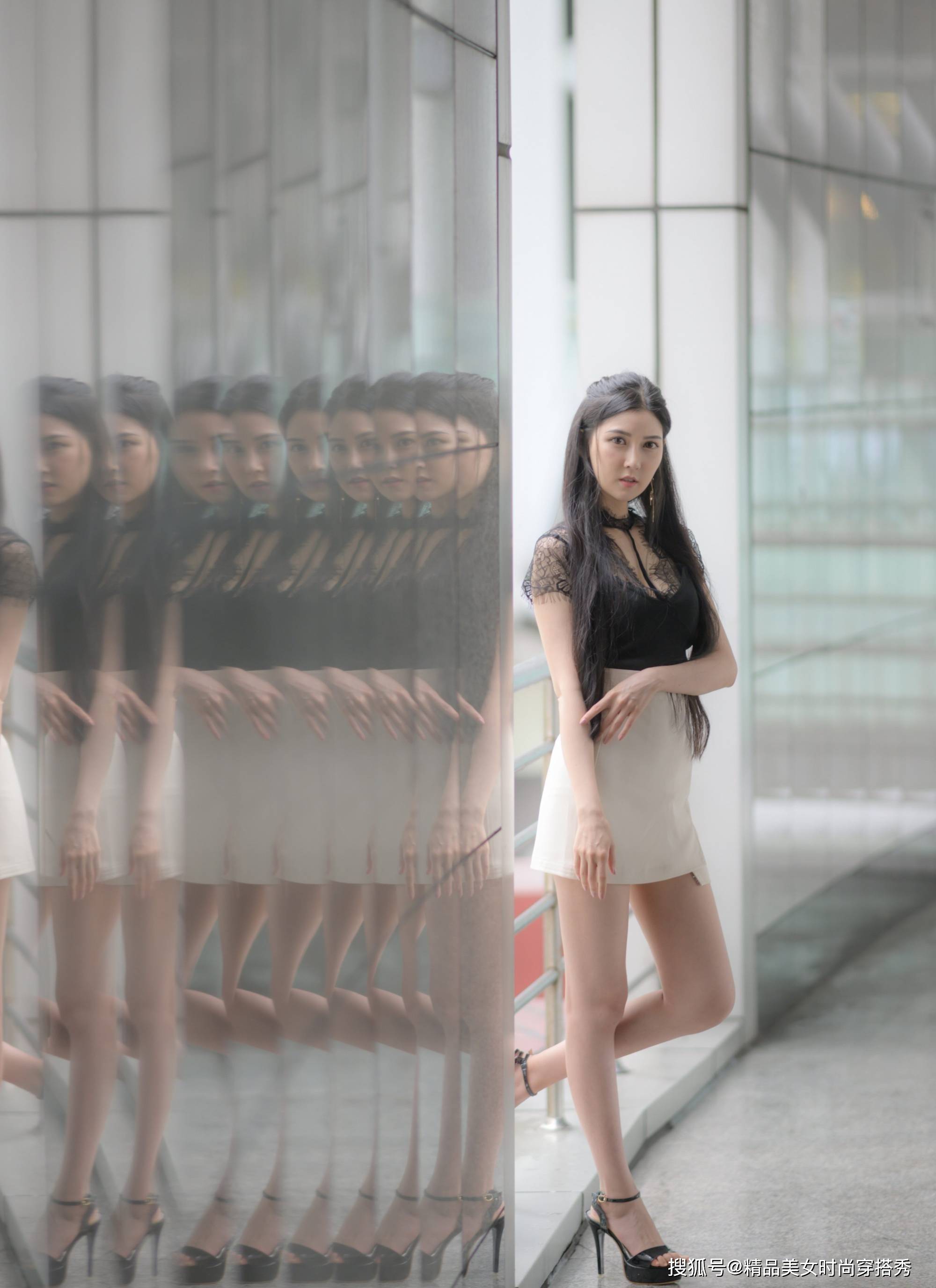 短裙 黑色蕾丝拼接修身打底衫，沉静而雅致，收拢淑女般的气质