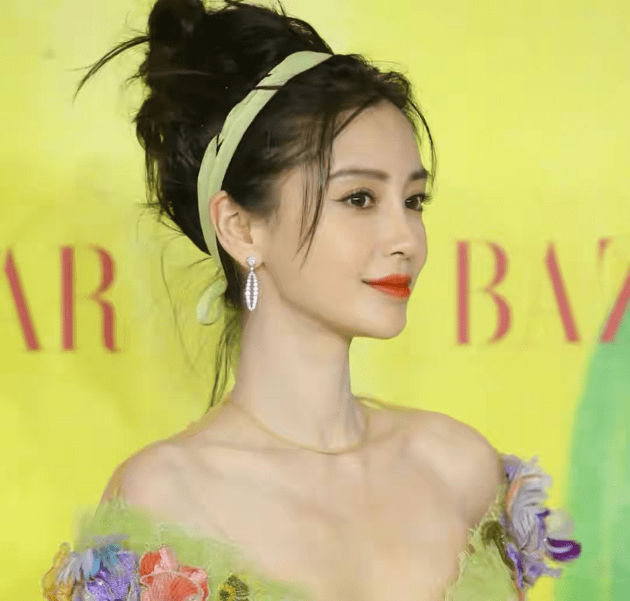 严重 芭莎慈善夜明星齐聚,内卷严重,杨幂复古,baby太惊艳