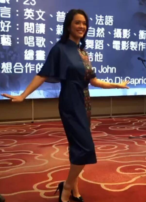 女神钟丽缇大女儿穿旗袍选美，身材丰腴，满脸雀斑也不掩饰很真实！