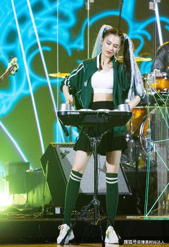 一身 黄圣依尤物身材太吸睛,一袭深V拖地裙演绎万种风情,气质惊艳