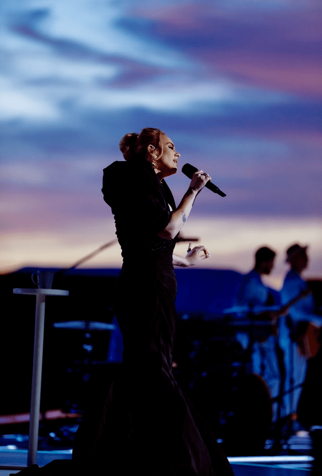 鱼尾 阿黛尔新造型好美！穿裹身鱼尾裙亮相宛如女王，瘦了90斤变化太大