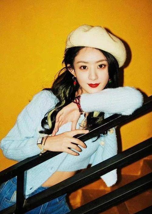 整体 走少女路线的赵丽颖,露脐针织衫晒酒杯腰,34岁不要太迷人