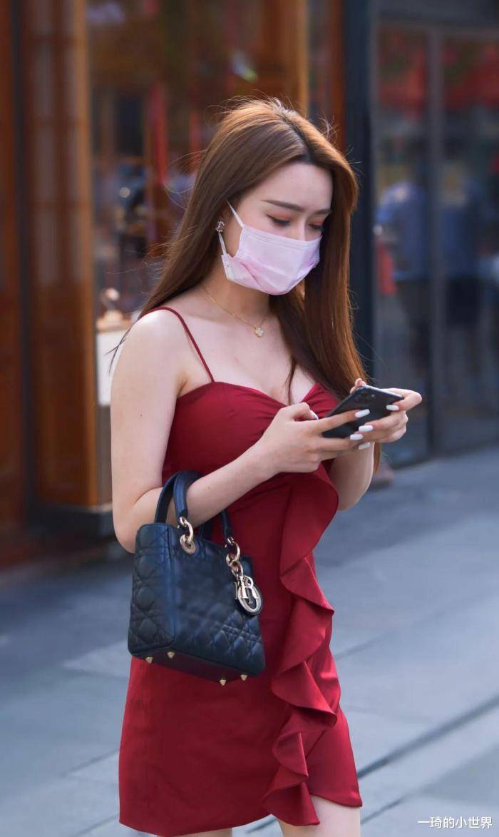 感觉 深红吊裙很深沉，气质美女不担心，有颜有料是底气