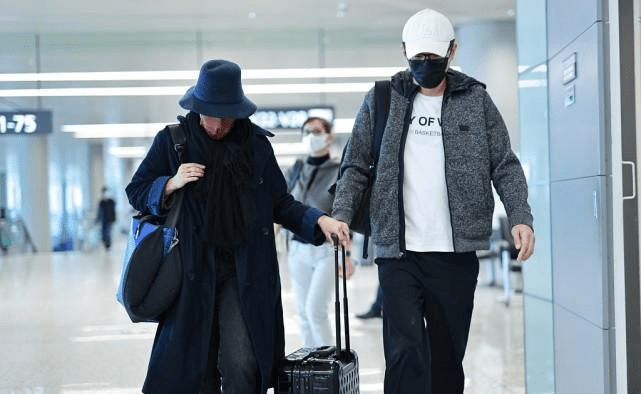 服装 中年的女人穿衣服要慎重，刘烨的外国媳妇，穿衣服就挺讲究的