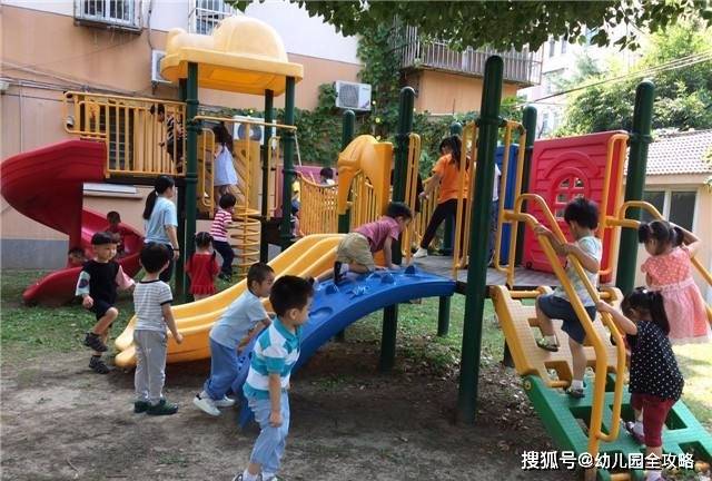 同学|儿子收幼儿园同学礼物，妈妈以为是玩具刚想扔，老师要回:是金子