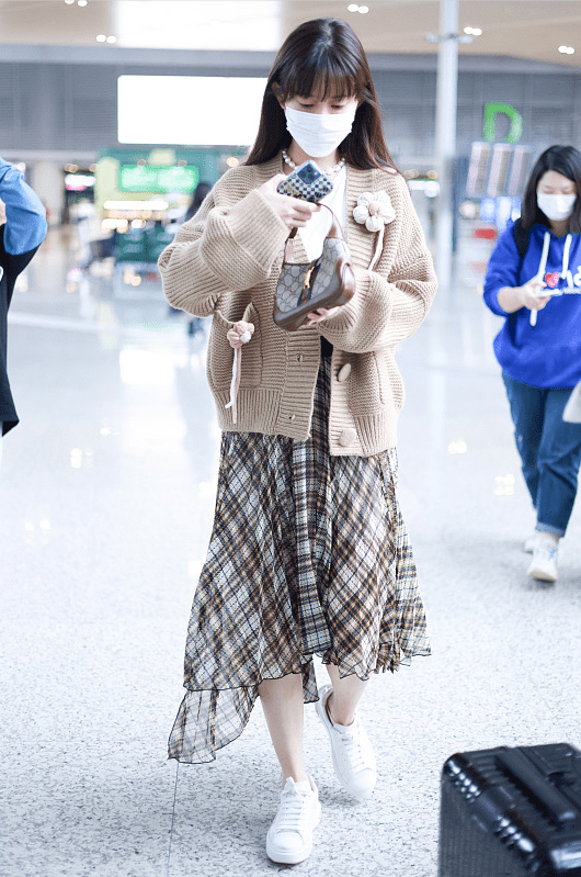 显得 孟子义的私服颜色虽然老气了点,可穿着却好美,像邻家小妹妹