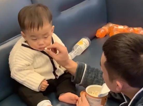 网友|浙江一萌娃困得不行,爸爸边喂零食边摇他,爸爸:让你半夜不睡觉