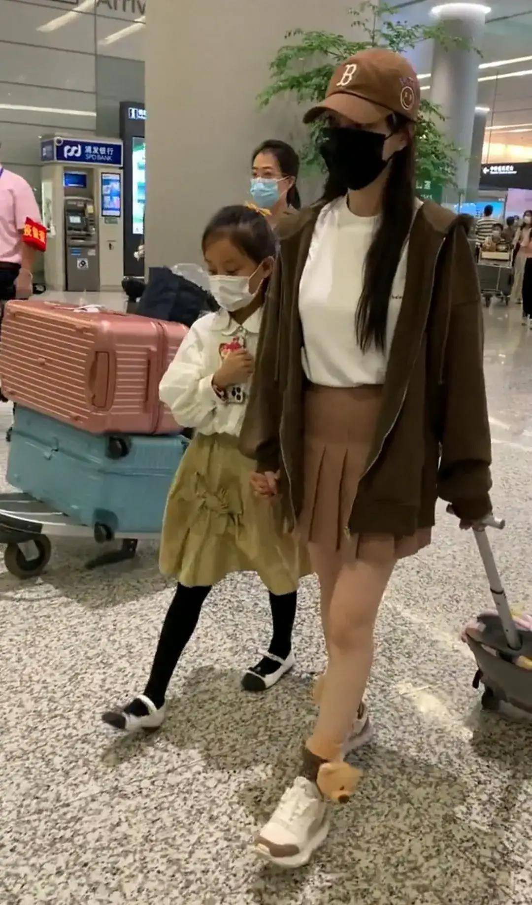 卫衣 李小璐牵着女儿走机场,穿卫衣外套配百褶裙,打扮得比女儿都嫩