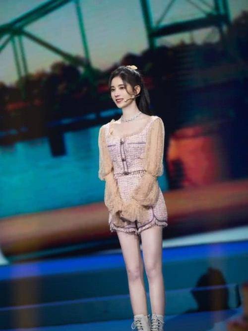 马尾 穿了那么多马丁靴，都不如鞠婧祎的一双“粉笔靴”，穿得腿老直了