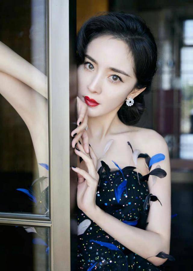 进行 杨幂艳福不浅！晚会大合影虽不站C位却美男环绕，穿羽毛裙变名媛