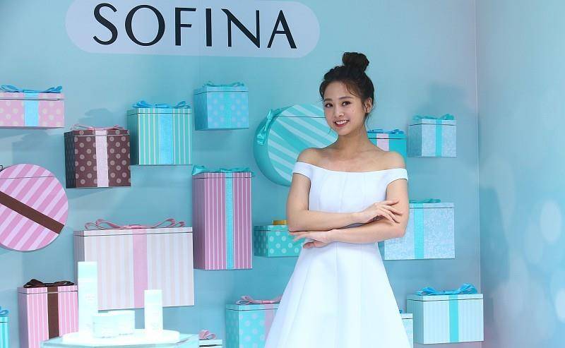 颜色 吴映洁cos“玛丽莲梦露”白裙造型，妩媚优雅很迷人，配上金发更像