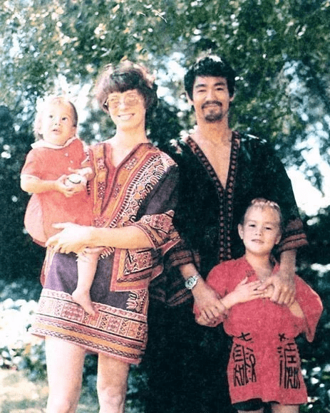 兄弟|谁能想到洪金宝嘴角上的疤痕，能引出香港电影由兴盛转衰落的故事