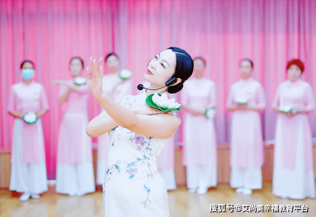 雅韵 雅韵旗袍进阶班 | 一半光阴绣花,一半绝代风华