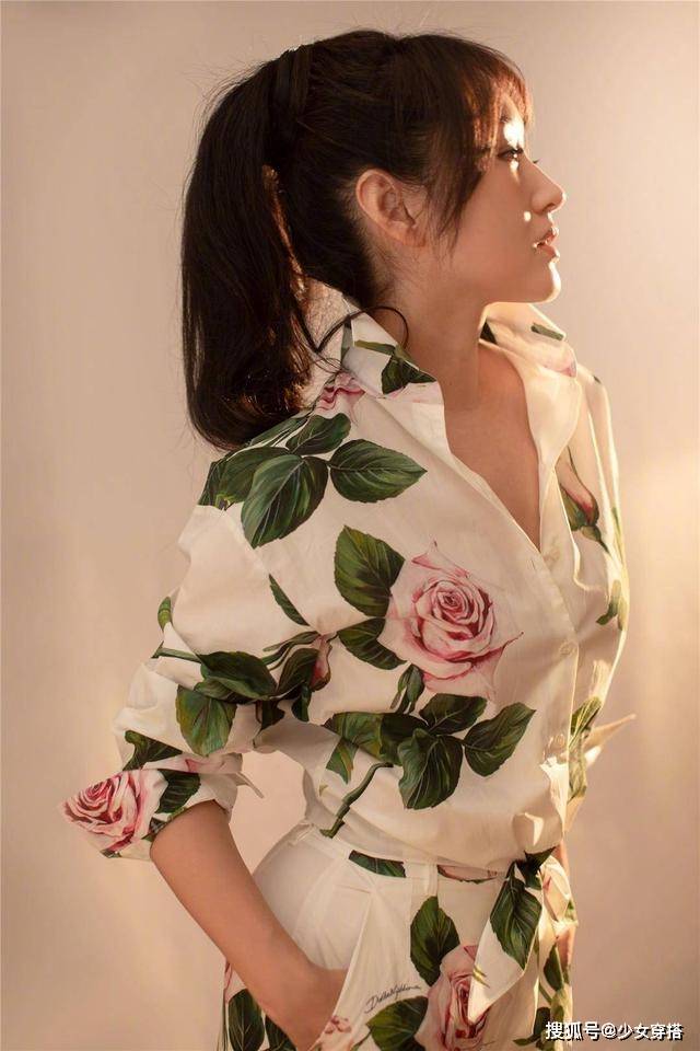 带着 杨钰莹真是不老女神，印花衬衫搭紧身短裤秀S曲线，49岁风韵不减