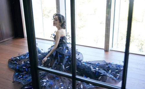 卷发 杨幂复古卷发亮相“芭莎慈善夜”，穿羽毛裙优雅又明艳，又惊艳了