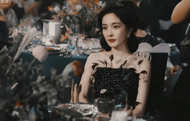 进行 杨幂艳福不浅！晚会大合影虽不站C位却美男环绕，穿羽毛裙变名媛