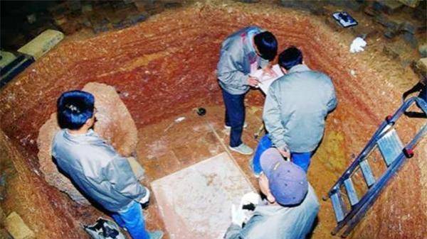 雷峰塔崩塌77年后，修缮人员在塔内挖出一密室，打开发现意外之喜