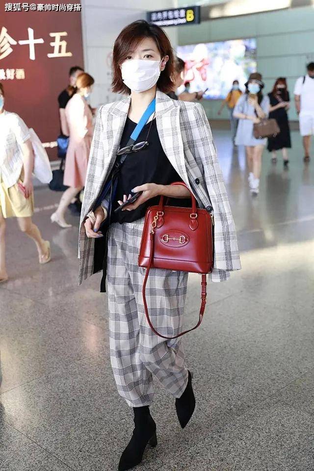 带着 万茜受伤后更会穿了，披格纹西装气场全开，脚上尖头短靴时髦高级