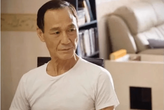 兄弟|谁能想到洪金宝嘴角上的疤痕，能引出香港电影由兴盛转衰落的故事