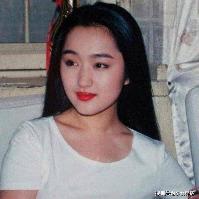 带着 杨钰莹真是不老女神，印花衬衫搭紧身短裤秀S曲线，49岁风韵不减