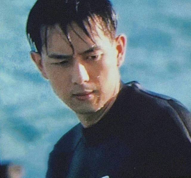 网友李现三亚冲浪被偶遇，湿发运动仿佛似偶像剧男主，身材比例太好了