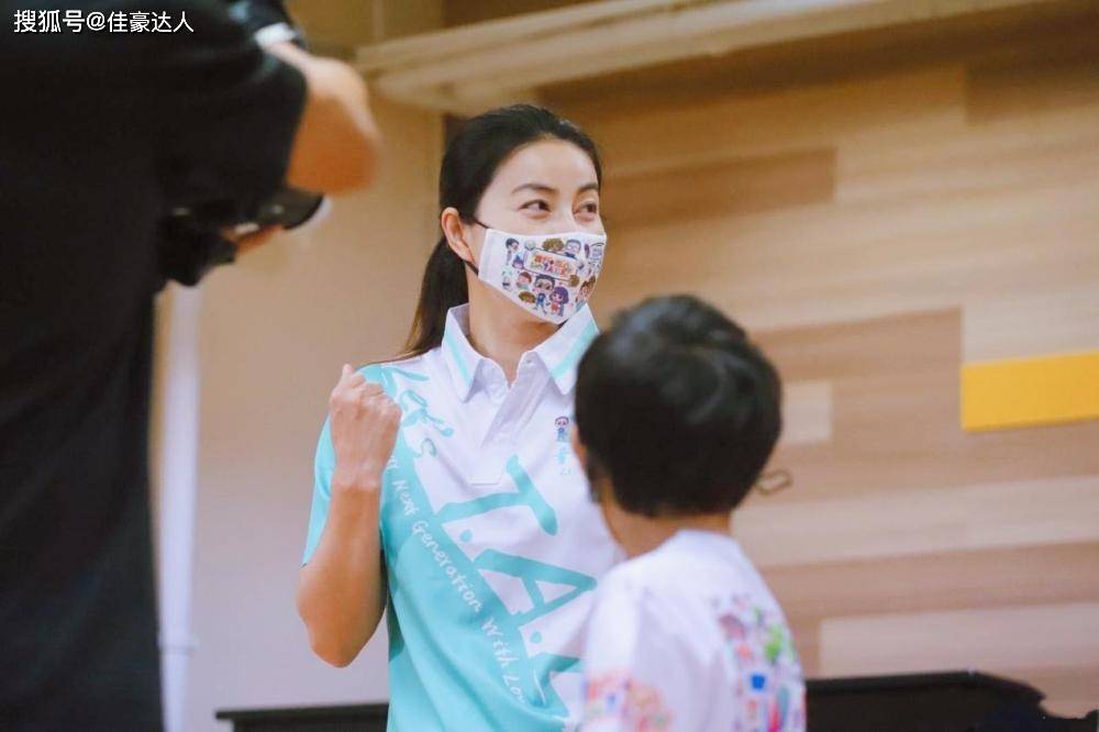 妻女 霍启刚带妻女看话剧，郭晶晶穿大衣躺在老公怀里，女儿眼睛似妈翻版