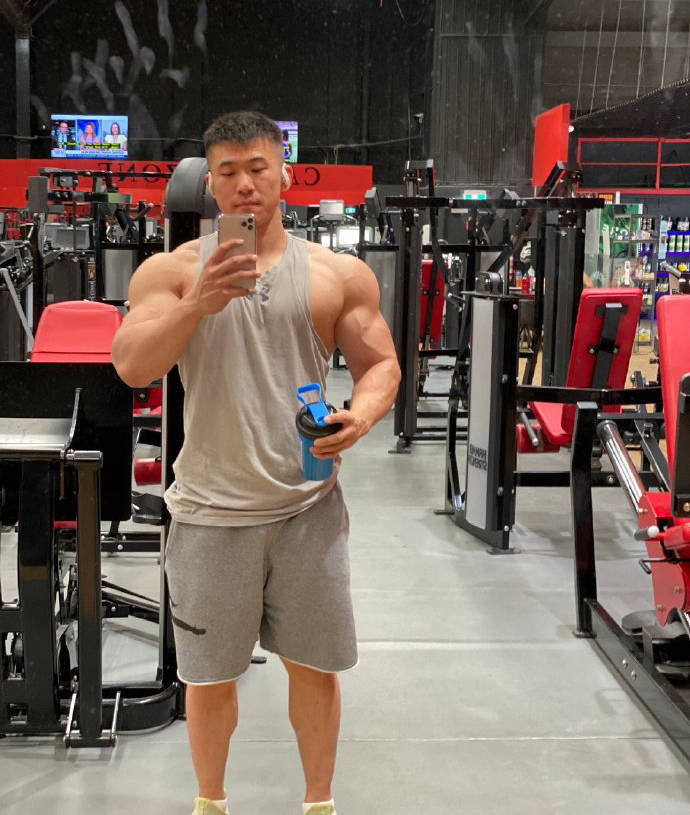 21岁北京大男孩热爱健身撸铁打造一身腱子肉胳膊壮到爆青筋