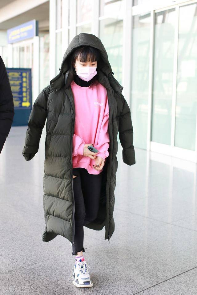 颜色 今年冬天的王炸组合“羽绒服+卫衣”，保暖又洋气，好穿易上手