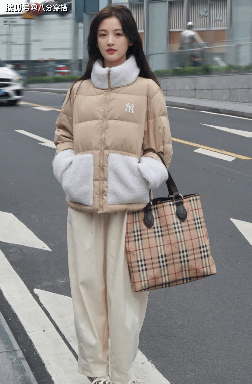 姐妹 今年流行“羽绒服＋小白裤”，保暖舒适又清爽，日常百搭不挑人