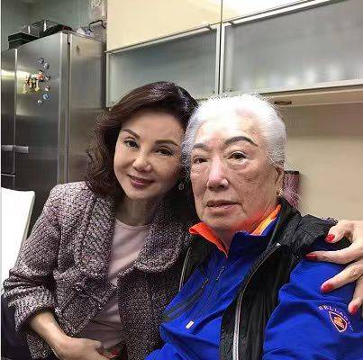 帮丈夫创业赚千亿,却同意丈夫再娶三太跟四太,而成功独占家产_林百欣