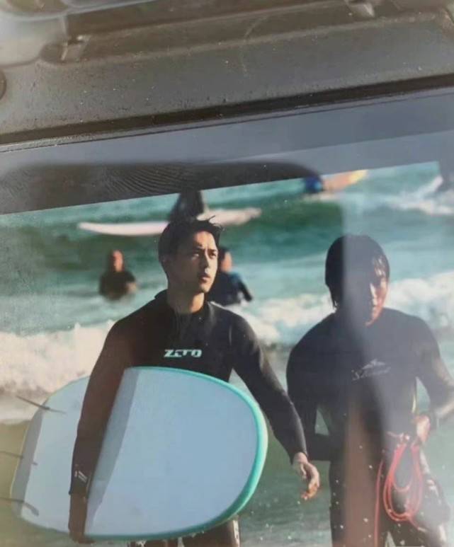 网友李现三亚冲浪被偶遇，湿发运动仿佛似偶像剧男主，身材比例太好了